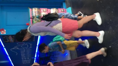 TW厕拍大神(老麦系列)潜入餐厅女厕偷拍几个美女嘘嘘 粉色连衣裙白高跟美眉,私处也是粉色的