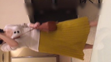 TWTP『老麦)』极品黄裙子红皮鞋妹子,来大姨妈了,从阴道里面拔出好长一根经血染透的卫生棉条