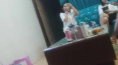 新片速递最牛视角偷拍探花《素质嫖客》夜探红灯区等了很久才搞到刚被其他嫖客草过的旗袍少妇二手逼