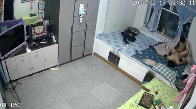 黑客破解家庭网络摄像头偷拍 睡东北大炕年轻夫妻晚上做爱发现忘记关摄像头了用毛巾去盖住 - 亚色影库->