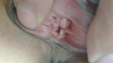 南宁17岁妹子，羞羞的第一次处女，红红的床单，就这样子破了处女！