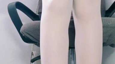 香艳职场5.4 极品销售客服上班跳蛋自慰 超刺激心脏砰砰跳 客户通话中高潮失禁颤挛 诱惑白丝都湿透了