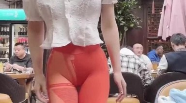 高颜值御姐饭店露大奶子给你看 有点卡哇伊味道 吓的小哥哥赶紧上厕所