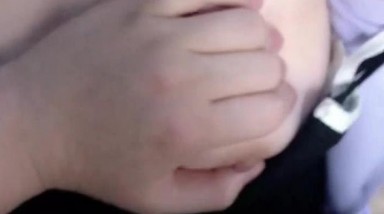 早晨开业B穴瘙痒，抛眉挤眼勾引了个来店买东西大叔，被大叔在店里抱起直接就操了起来！真是爽！