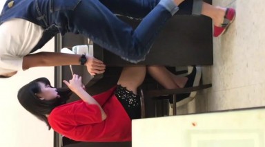 (老麦系列)潜入学校附近餐厅女厕偷拍学妹尿尿眼镜大学妹,小穴周围毛毛很少,看起来比较整洁