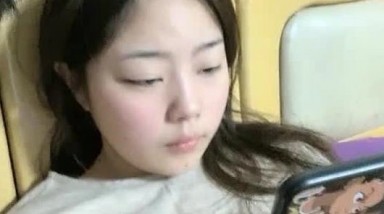 精瘦小哥家裏沒人帶著OO後甜美小女友回家啪啪,按著大屁股後入狂艹