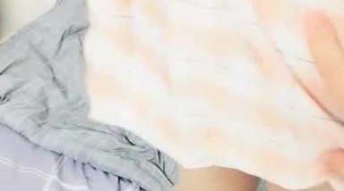 微胖極品清純學生妹不學好和男友在家啪啪,穿著校服短裙掀開裙子就幹,還是個饅頭B