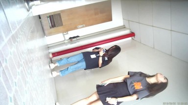 五月最新电子厂未流出过系列厕所位被占满,妹子只好在门口等,憋得直揉肚子4K高清无水印版