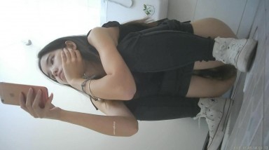 022五月最新流出 （新品首发）精品全景厕拍【电子厂系列 收尾作品】7黄衣拖鞋靓妹在想什么