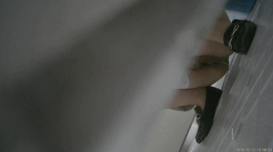 2022五月最新流出 （新品首发）精品全景厕拍【电子厂系列 收尾作品】8几个气质眼镜御姐