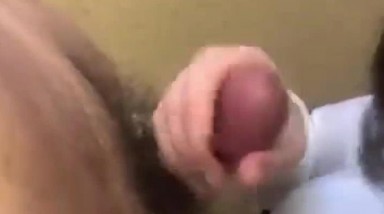 漂亮妹子吃鸡吧都带节奏 吃的津津有味 被扛着大腿无套输出 无毛一线天还挺嫩