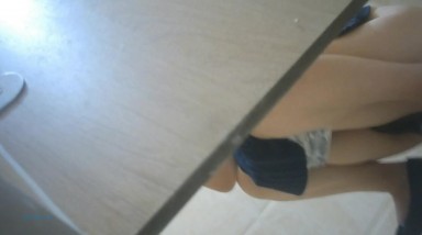 商场女厕超近距离偷拍美女职员的小黑鲍