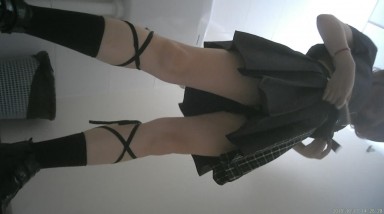 原版女厕4K电子厂迎面走来一位水手服JK裙可爱嫩妹带着时尚黑帽