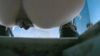 五月新流出厕拍大神潜入纸箱厂女厕 沟厕角度全景后拍质检科几个白大褂的美女