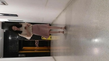大神潜入商场女厕偷拍多位美女嘘嘘