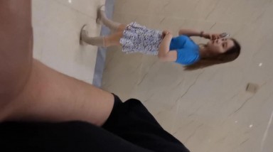 潜入商场女厕偷拍穿花短裙风韵少妇 紧致的八角形唇肉被操得发黑