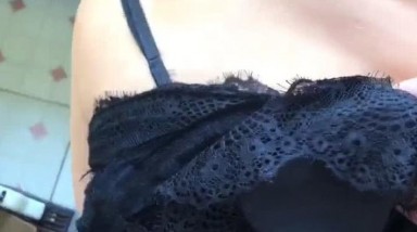 骚逼嫂子收拾厨房~穿睡衣挂着空挡勾引我~搞得我按耐不住只能偷袭~巨屌后入操得她爽爽的！