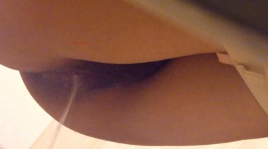 大神潜入商场女厕偷拍 不敢坐马桶  半蹲着尿尿的牛仔裤少妇