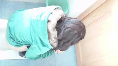 大神潜入单位女厕偷拍正在玩手机的熟女大姐