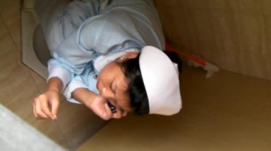 医院女厕偷拍光顾着和老公打电话的女护士 完全不知道下边已经失守了