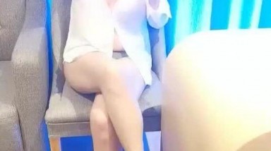 酒店開房約啪孩子剛滿月還在哺乳期人妻,奶子可以噴出奶水,背著老公出來偷吃