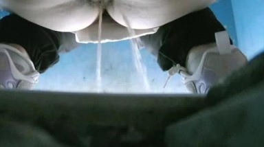 六月最新流出厕拍大神潜入电子厂女厕 全景沟厕视角后拍美女少妇尿尿让你体验亲临其境的感觉