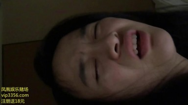 8910 清纯学生妹拿着手机对着镜子拍摄被男友后入，妹子的大奶子真是觉是极品，插入那一瞬间的惨叫声