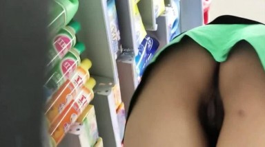 震惊！路边抄底顶级美女 竟然发现没穿内裤 一路跟踪偷拍她的小黑鲍