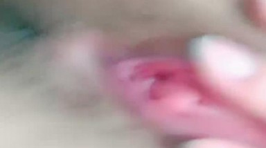 奔放的骚女人偷情人妻跟小哥激情啪啪，让小哥边草边打电话，样子好骚被草的胡言乱语电话都讲不清，射她嘴里