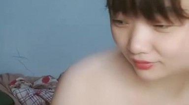 齊劉海農村良家和老公居家啪啪,貴在真實,開始還有點害羞,低頭褕褕瞄鏡頭