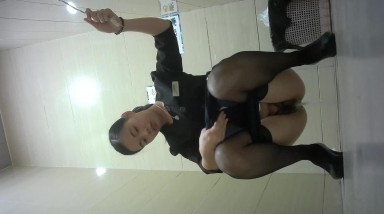 商场女厕偷拍漂亮的黑丝美女导购 很警惕 门锁不上 一直拉着