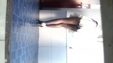 商场女厕偷拍超漂亮的极品黑丝女神