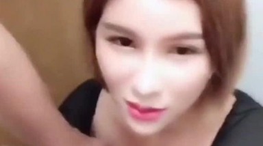 漂亮小姐姐在商场更衣室和男友吃鸡啪啪 外面人声嘈杂 就是不敢叫