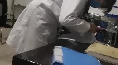 鄉鎮衛生站夜班醫生日常勾搭小護士,值班室內伸進護士服摸奶,摸爽了進宿舍開艹