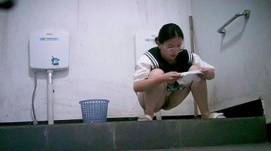 2022县城新农村女厕全景 戴眼睛的师范大学实习女大学生下乡支教