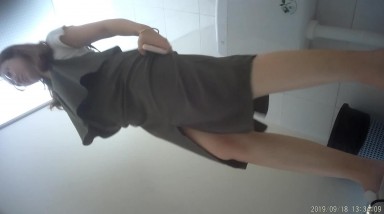 科技园女厕蹲守清新脱俗眼镜女神 微微张开的鲜红无毛穴直接开撸