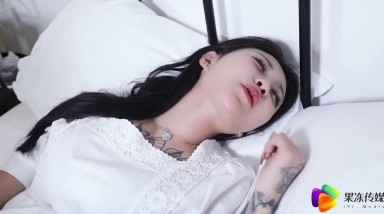 果冻传媒 花样少女 在男友面前被用跳蛋震到高潮