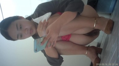 午休时间科技楼女厕蹲守 两位来上厕所的熟女大姐