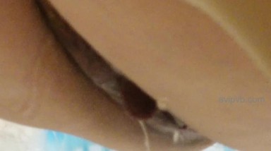 商场女厕 偷拍红色连衣裙的气质美女 BB保养的还不错，粉嫩粉嫩的