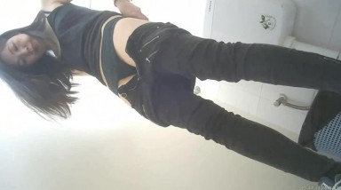 科技楼女厕厕拍蹲守刚下夜班的小美女 尿个尿都能睡着