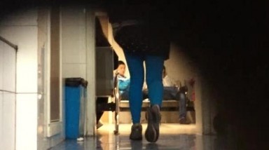 医院女厕厕所穿瑜伽裤扎马尾的，穿的国产越野鞋，一看就是爱运动的美女，B嫩