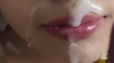 高颜值美女吃鸡吃精 这大鸡吧吃的都兴奋卖力 被这魅惑眼神看着能不出货 射了满脸满嘴精液