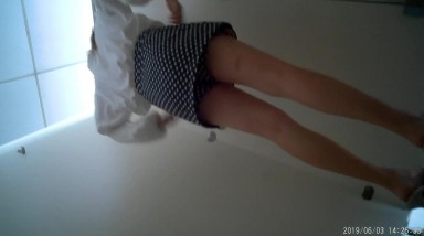 科技园女厕 白点裙透明内高冷美职员 狭小的穴口竟然喷出两条直线