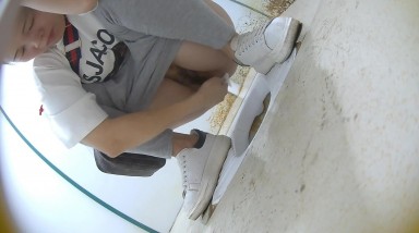 写字楼女厕 白T恤小少妇拍她嘘嘘 小穴还挺嫩