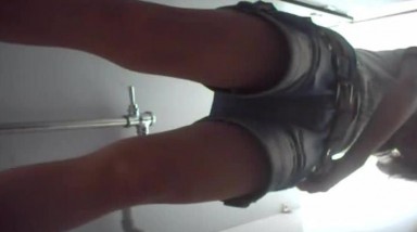 厕拍大学妹纸脸蛋嫩嫩的,可是BB的折损度像是被插了上千次