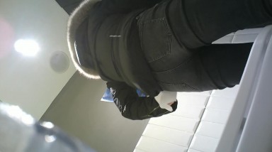 女厕牛逼角度拍摄 短发粗腿漂亮美女 光滑无毛馒头逼 被拍两次