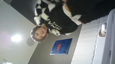 商场女厕刁钻视角偷拍 漂亮美女不敢坐 半蹲着尿