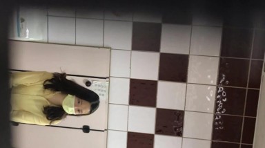 潜伏女厕偷拍 黄衣妹子的小穴,拍脸的时候没发现她男朋友站在门口,还好跑得快不然就死定了