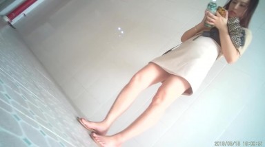 科技楼女厕蹲守 高管包臀短美少妇的多毛小黑鲍