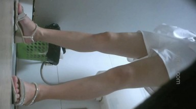 大神潜入餐厅隔板女厕 全景偷拍口罩妹子玩手机 仔细观察她的小黑鲍